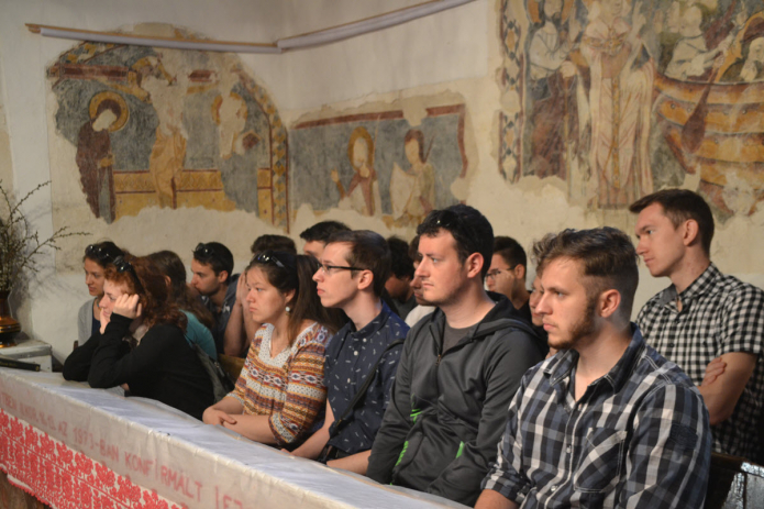 Elsőéves hallgatók a magyarvistai templomban