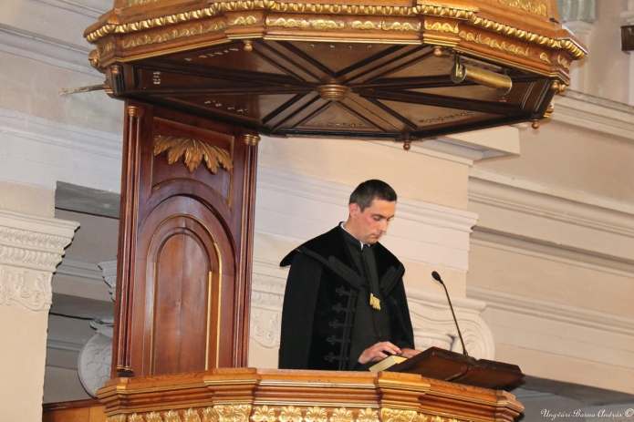 Kató Szabolcs liturgiai szolgálatot végez