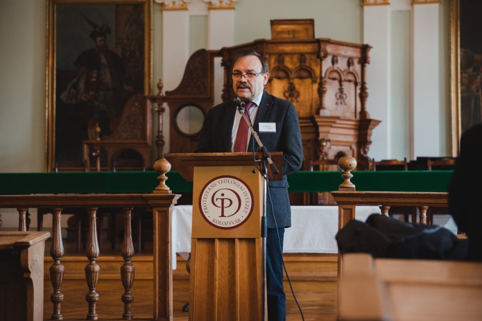 Fazakas Sándor a Doktorok Kollégiuma Rendszeres Teológiai Szekciójának elnöke köszönti a Tavaszy-konferencia résztvevőit