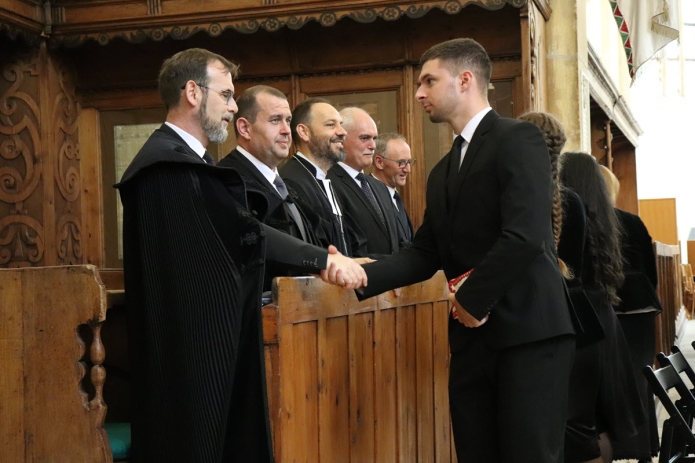 Búcsúzó kézfogások