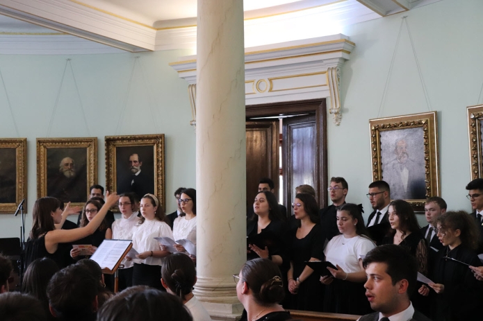 A kórus Sikó Boglárka vezetésével énekli a Gaudeamust