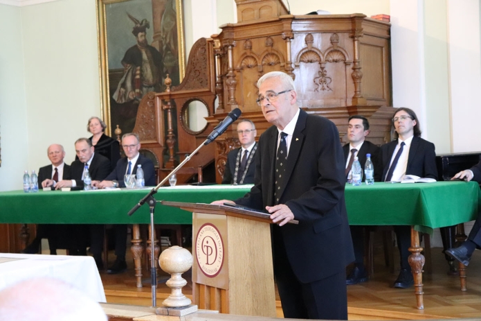 Az 50. éve végzett lelkészek nevében Tőkés László köszönti az ünneplőket