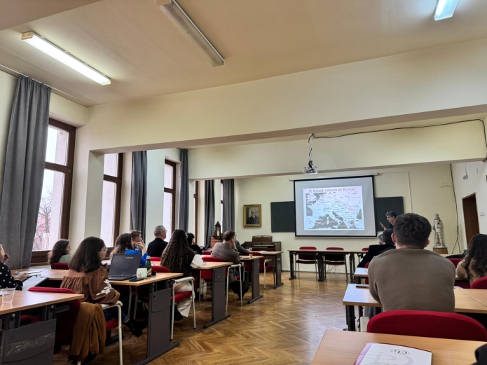 Foszló László előadást tart