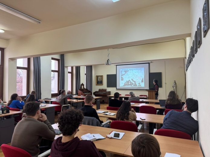 Foszló László előadást tart