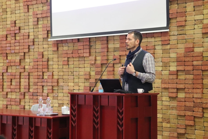 Járay Márton előadása a lelkészek között végzett felmérésről tart előadást 