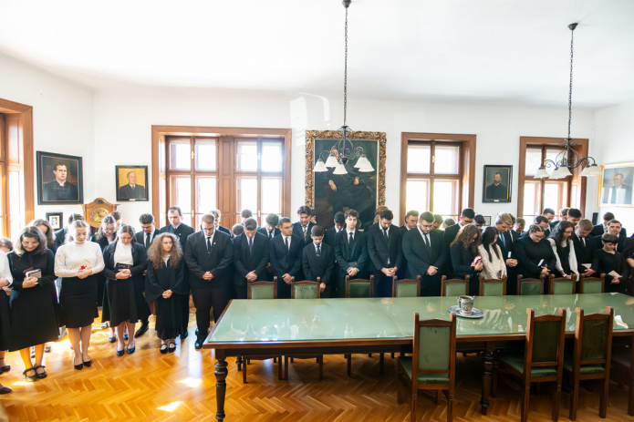 A KPTI hallgatói imádkoznak istentisztelet előtt
