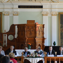 A kárpát-medencei toeológiai intézmények képviselői a kerekasztal beszélgetés résztvevői