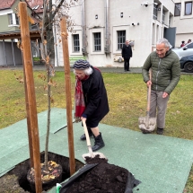 Anne Barth fát ültet a nagyapa nyomában