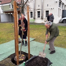 Peter Barth fát ültet a nagyapa nyomában