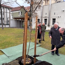 Visky S. Béla is részt vesz a Karl Barth emlékére állított fa elültetésében